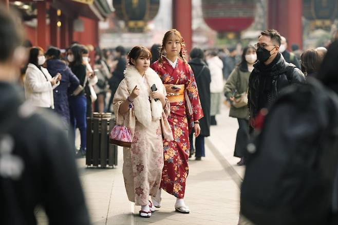 지난 2023년 1월 일본 전통 기모노 차림의 홍콩 관광객들이 도쿄에서 가장 오래된 절로 유명한 센소지(浅草寺)를 방문한 모습. 사진=뉴시스