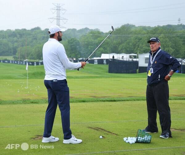 칼럼 내용과 관련 없는 참고 사진입니다. 사진은 미국프로골프(PGA) 투어 멤버로 세계랭킹 1위인 스코티 셰플러가 코치와 함께 스윙을 연습하는 모습이다. 사진제공=ⓒAFPBBNews = News1 (사진을 무단으로 사용하지 마십시오.)