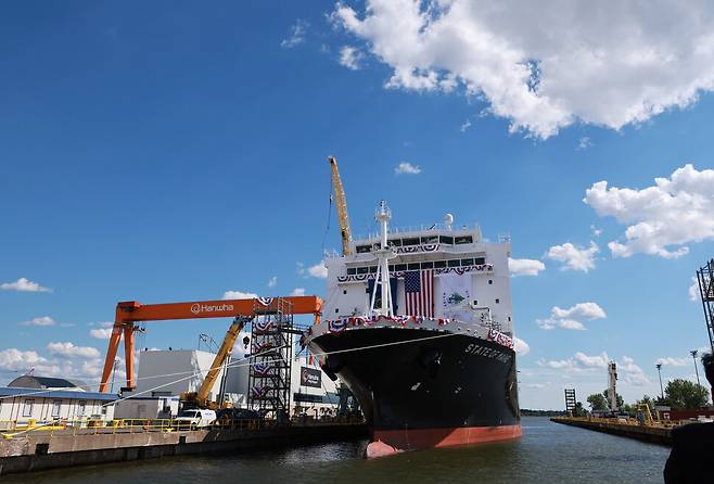 2025년 8월26일(현지시각) 미국 필라델피아의 한화 필리조선소 크레인 옆으로 명명식을 하는 ‘스테이트 오브 메인\'호가 떠 있다. 이 선박은 미국 해양청이 발주한 국가 안보 다목적 선박(NSMV) 5척 중 3호선이다. 연합뉴스