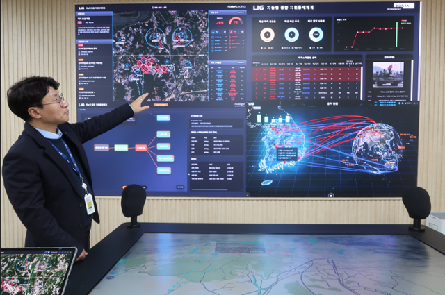 14일 경기 성남시 LIG넥스원 2판교하우스 R&D센터 내 지능형 통합지휘통제체계실에서 백승호 팀장이 모니터에 표시된 전장 상황을 설명하고 있다. LIG넥스원 제공