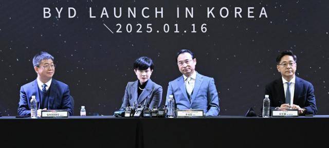 딩하이미아오(왼쪽부터) BYD코리아 대표, 류쉐량 BYD 아시아태평양 자동차 영업사업부 대표(총경리), 조인철 BYD코리아 승용 부문 대표가 1월 인천 중구 상상플랫폼에서 열린 BYD 브랜드 출범식에서 취재진의 질문을 받고 있다. BYD코리아 제공