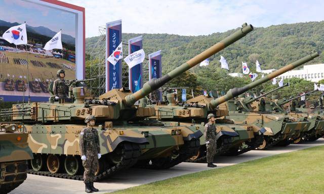 지난 9월29일 국군의날 미디어데이 행사 때 공개된 K2 흑표 전차. 국산 명품 무기로 평가받는 K2전차는 폴란드에 수출됐다. 연합뉴스