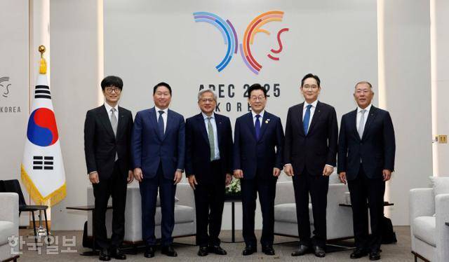 이재명 대통령이 10월 31일 경북 경주화백컨벤션센터에서 젠슨 황 엔비디아 최고경영자(CEO)와 한국 기업 총수들과 기념촬영을 하고 있다. 왼쪽부터 이해진 네이버 의장, 최태원 SK그룹 회장, 황 CEO, 이 대통령, 이재용 삼성전자 회장, 정의선 현대차그룹 회장. 경주=왕태석 선임기자