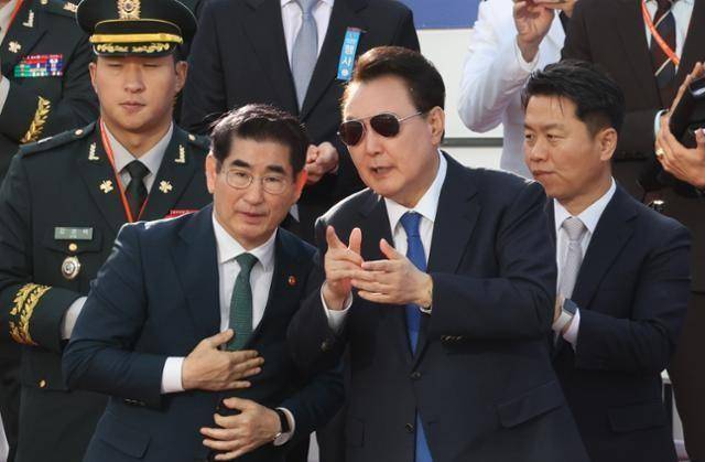 윤석열(오른쪽) 전 대통령과 김용현 전 국방부 장관이 지난해 10월 서울 광화문광장에서 열린 국군의날 기념 시가행진 행사에서 이야기를 나누고 있다. 왕태석 선임기자