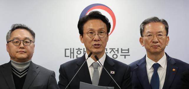 김민석(가운데) 국무총리가 18일 정부서울청사에서 열린 '론스타' ISDS 취소 신청 관련 긴급 브리핑에서 한국 정부의 승소 사실을 알리고 있다. 뉴시스