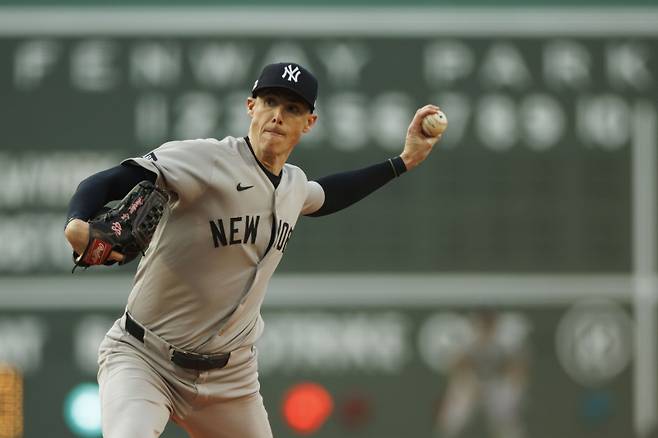 <yonhap photo-2145="">뉴욕 양키스와 1년 더 함께하는 라이언 야브로의 피칭 모습. [EPA=연합뉴스]</yonhap>