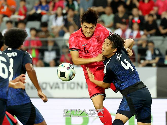 2025 동아시아축구연맹(EAFF) E-1 챔피언십(동아시안컵) 대한민국과 일본의 경기가 15일 오후 경기도 용인 미르스타디움에서 열렸다. 전반 박진섭이 일본 수비수와 몸싸움을 하고 있다. 용인=김민규 기자 mgkim1@edaily.co.kr /2025.07.15/