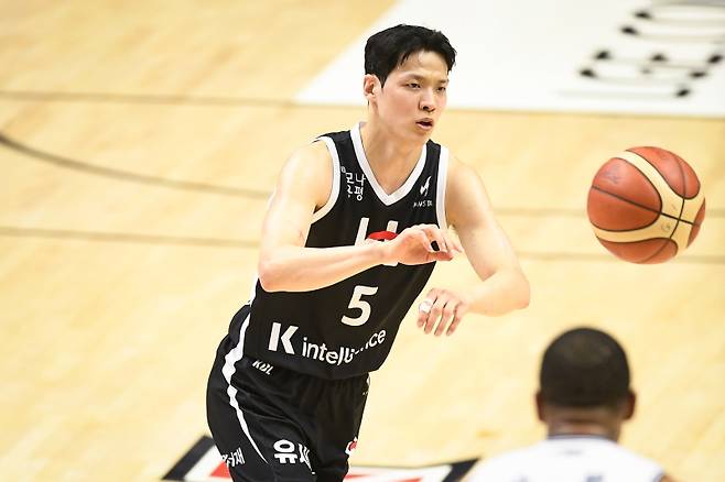 현재 뒤꿈치 부상으로 전열에서 이탈한 상태인 베테랑 가드 김선형. KBL 제공