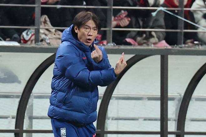 <yonhap photo-3911=""> 작전 지시하는 홍명보 감독 (서울=연합뉴스) 서대연 기자 = 18일 서울 마포구 서울월드컵경기장에서 열린 남자축구 국가대표 A매치 평가전 대한민국과 가나의 경기. 대한민국 홍명보 감독이 작전을 지시하고 있다. 2025.11.18 dwise@yna.co.kr/2025-11-18 20:17:32/ <저작권자 ⓒ 1980-2025 ㈜연합뉴스. 무단 전재 재배포 금지, AI 학습 및 활용 금지></yonhap>