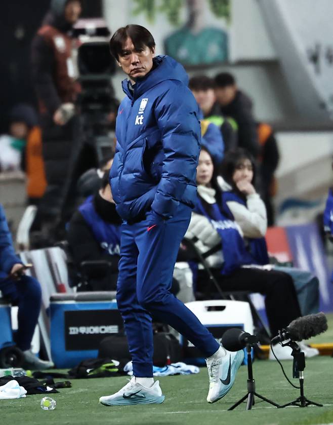 <yonhap photo-4667=""> 경기 지켜보는 홍명보 감독 (서울=연합뉴스) 김인철 기자 = 18일 서울 마포구 서울월드컵경기장에서 열린 남자축구 국가대표 A매치 평가전 대한민국과 가나의 경기. 홍명보 감독이 경기를 지켜보고 있다. 2025.11.18 yatoya@yna.co.kr/2025-11-18 22:00:38/ <저작권자 ⓒ 1980-2025 ㈜연합뉴스. 무단 전재 재배포 금지, AI 학습 및 활용 금지></yonhap>