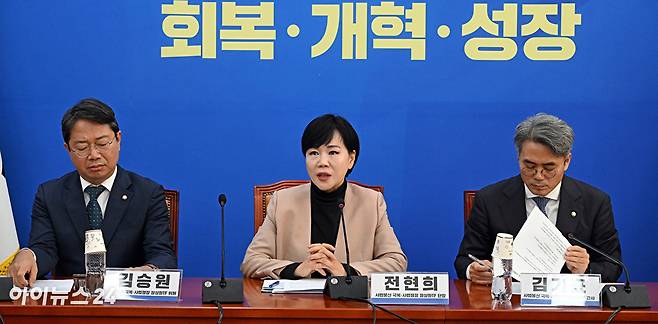 전현희 단장이 18일 국회에서 열린 더불어민주당 사법불신 극복·사법행정 정상화 TF 전체회의에서 발언을 하고 있다. [사진=곽영래 기자]