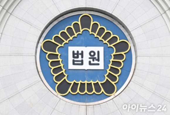 당시 재판부는 "동료로서 포옹인 줄 알았으나 평소보다 더 힘을 줘 껴안았다는 피해자 주장은 예의상 포옹한 강도와 얼마나 다른지 명확하게 비교되지 않아 포옹의 강도만으로 강제추행죄가 성립한다고 보기 어렵다"고 판단했다. [사진=정소희 기자]