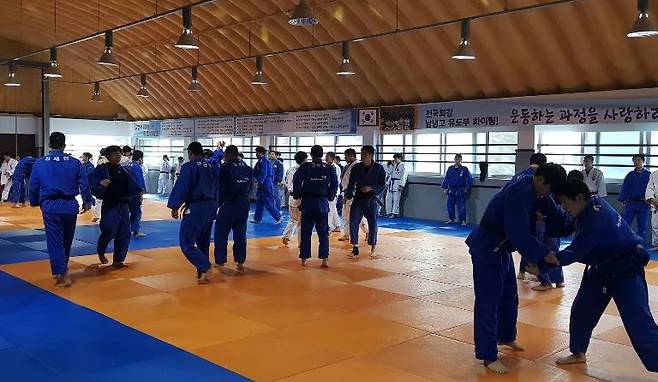 남녕고등학교 체육관 유도 합동 훈련