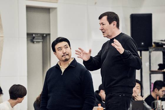 성악가 박종민(메르켈 왕)과 연출가 슈테판 메르키. [사진 국립오페라단]