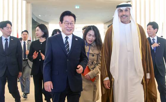 이재명 대통령과 김혜경 여사가 17일(현지시간) 아랍에미리트(UAE) 아부다비 왕립공항에 도착하고 있다. 전민규 기자