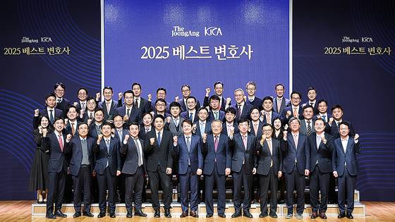 17일 ‘2025 베스트 변호사’ 수상자들이 기념 촬영을 하고 있다. 앞줄 왼쪽부터 김지홍(지평)·권순익(태평양)·오종한(세종)·류윤교 한국사내변호사회 부회장·이재환 회장·박장희 중앙일보 대표·고현곤 편집인·예영준 편집국장·정계성(김앤장)·염용표(율촌)·이명수(화우)·민기호(대륙아주) 대표변호사. 우상조 기자