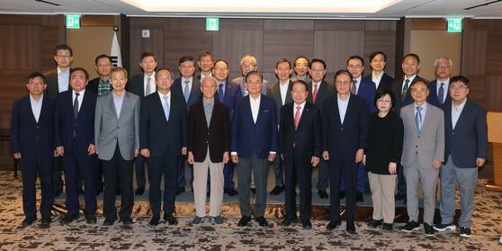 앞줄 왼쪽부터 이원덕 국민대 교수, 이하경 중앙일보 대기자, 안호영 전 주미 대사, 정병원 외교부 차관보, 최상용 고려대 명예교수, 홍석현 한반도평화만들기 이사장(중앙홀딩스 회장), 유명환 전 외교부 장관, 신정승 전 주중 대사, 이정남 고려대 교수, 박홍규 고려대 교수, 전홍택 KDI국제정책대학원 명예교수, 뒷줄 왼쪽부터 박기순 성균관대 교수, 권만학 경희대 명예교수, 이혁 전 주베트남 대사, 고유환 동국대 명예교수, 박명림 연세대 교수, 이영관 도레이첨단소재 회장, 박문수 미래와가치 회장, 최현만 한미사이언스 이사회 의장, 박영호 전 강원대 교수, 양기호 성공회대 교수, 조용병 전국은행연합회장, 조양현 국립외교원 교수, 김형철 한국군사문제연구원장, 이희옥 성균관대 교수. 장진영 기자