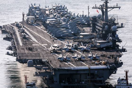 미국 해군 7함대 소속 핵추진 항공모함 '조지 워싱턴함(CVN-73)'이 지난 5일 오전 부산 남구 해군작전사령부 부산작전기지에 입항하는 모습. 송봉근 객원기자