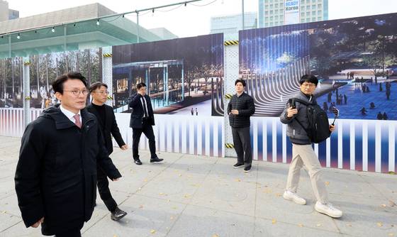 김민석 국무총리가 지난 17일 서울 광화문광장에 설치되는 감사의 정원 공사현장을 방문해 조감도를 살펴보고 있다. 감사의 정원은 한국전쟁 참전 22개국에 감사를 표하는 공간으로 참전국의 석재로 만든 조형물 23개(한국 포함)가 세워질 예정이다. 뉴스1