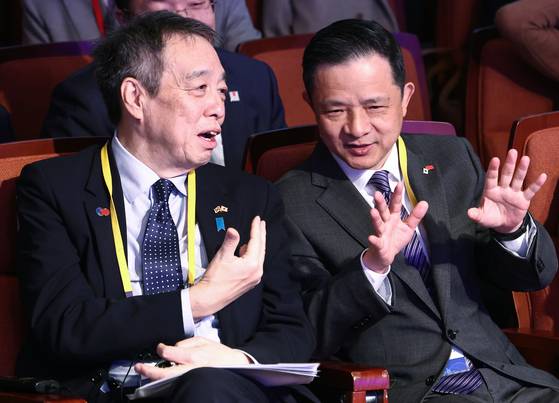 미즈시마 고이치 주한 일본 대사(왼쪽)와 다이빙 주한 중국 대사가 18일 오전 서울 서초구 국립외교원에서 열린 '서울외교포럼 2025'에서 대화하고 있다. 뉴스1.