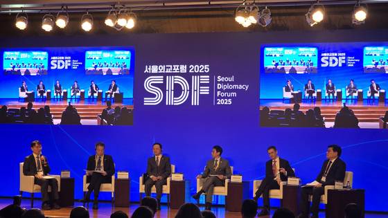 18일 서울 서초구 국립외교원에서 열린 '서울외교포럼'에서 이문희 국립외교원 외교안보연구소장의 사회로 '제1세션: 변화하는 국제질서 속 한국의 실용외교'가 열리는 모습. 왼쪽부터 이 소장, 미즈시마 고이치 주한 일본 대사, 다이빙 주한 중국 대사, 웡카이 쥔 주한 싱가포르 대사, 잭 쿠퍼 미국기업연구소 선임연구원, 전재성 서울대학교 교수. 박현주 기자.