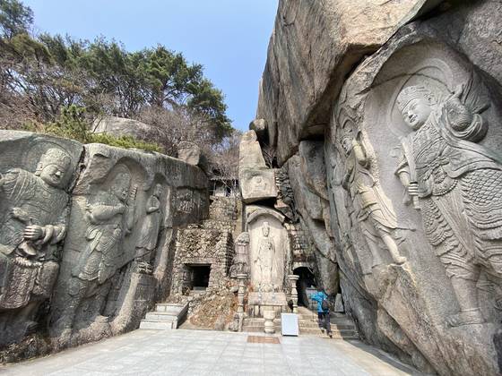 금정산 남쪽 만덕동의 석불사. 대한불교조계종 제14교구 본사 범어사 소속 사찰이다. 일제 강점기인 1930년에 승려 조일현이 창건했는데, 그가 주지로 있는 동안 이곳 암벽에 석불을 조성했다. 김홍준 기자