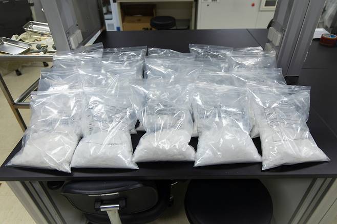 제주해양경찰청은 지난 7일 제주 서귀포시 성산읍 광치기해변에서 발견된 포대 자루 안에 케타민 20㎏이 벽돌 모양으로 포장돼 담겨 있던 것을 확인하고 수사에 나섰다고 14일 밝혔다. 사진은 발견된 케타민. /사진=제주해양경찰청