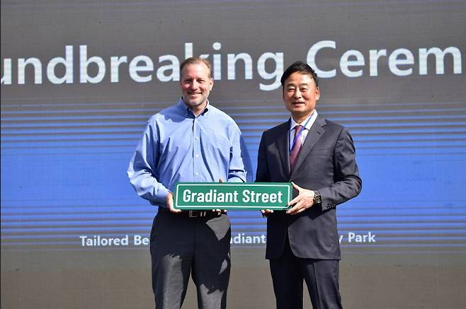 지난 17일(현지시간) 미국 텍사스주 테일러시에서 열린 그래디언트 테크놀로지 파크 착공식에서 스티븐 스넬 윌리엄슨카운티 저지가 이기형 그래디언트 회장에게 ‘그래디언트 스트리트(Gradiant St)’ 명칭의 도로 표지판을 전달하고 있다. 아이마켓코리아 제공