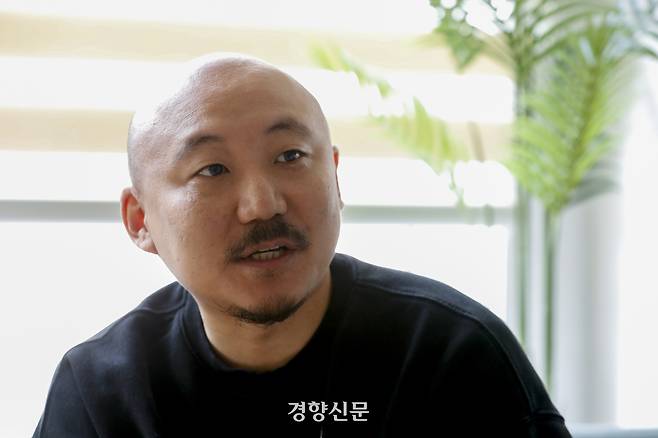 웹툰작가 주호민씨가 2024년 2월4일 경기 성남시에 위치한 작업실에서 경향신문과 인터뷰를 하고 있다. 문재원 기자