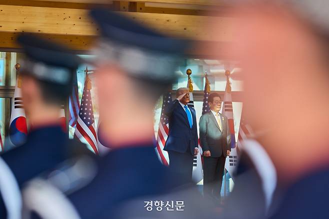 이재명 대통령과 도널드 트럼프 미국 대통령이 지난 10월 29일 경북 경주시 국립경주박물관에서 공식환영식에서 국민의례를 하고 있다. 대통령실 제공