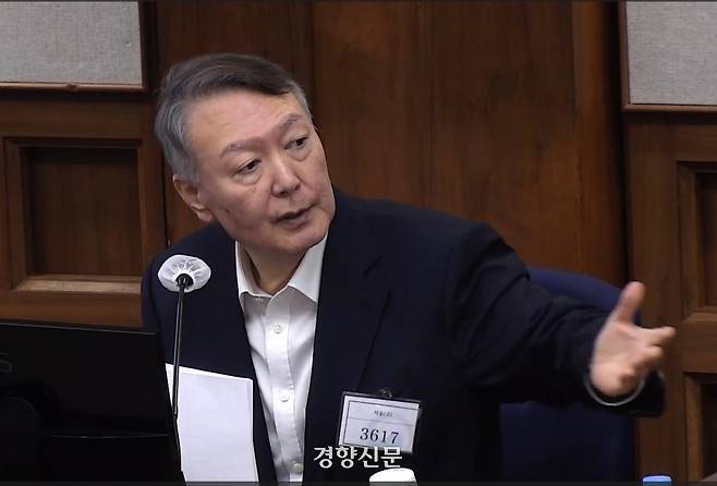 윤석열 전 대통령이 지난 3일 서울중앙지법에서 열린 자신의 내란 우두머리·직권남용 권리행사 방해 혐의 사건 공판에 출석해 발언하고 있다. 서울중앙지법 제공