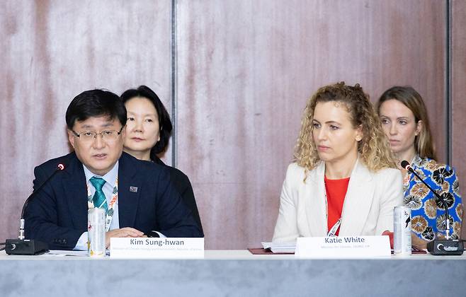김성환 한국 기후에너지환경부 장관(왼쪽)이 17일(현지시간) 브라질 벨렝에서 제30차 유엔기후변화협약당사국총회(COP30) 부대행사로 마련된 ‘청정에너지 전환 가속화 이니셔티브’에 참석해 ‘탈석탄 동맹(PPCA)’ 동참 선언을 하고 있다. 연합뉴스