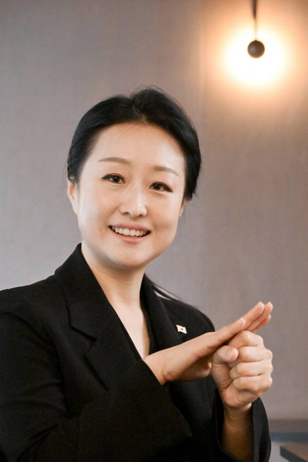 박지연 대통령실 수어통역사가 지난 6일 서울 용산구 한 카페에서 진행한 국제신문 인터뷰에서 수어로 ‘사랑’을  얘기하고 있다. 김정록 기자