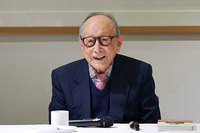Kim Hyung-seuk, an emeritus professor of philosophy at Yonsei University and the world’s oldest male author recognized by Guinness World Records, speaks during a press conference in Seoul on Nov. 12. (Yonhap)