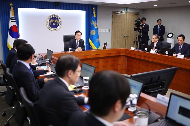 President Lee Jae Myung presides over a senior secretaries’ meeting at the presidential office in Yongsan on Nov. 13. [YONHAP]