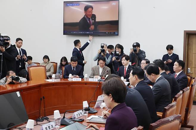 Jang Dong-hyeok, leader of the People Power Party, criticizes the government’s plan to investigate public officials over alleged involvement in the martial-law attempt, showing a past video of President Lee Jae Myung during a party leadership meeting at the National Assembly in Yeouido on Nov. 17. [YONHAP]