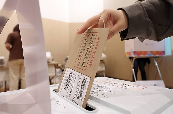 Voters cast their ballots at an early voting station set up at the Sajik-dong community center in Jongno District, Seoul, on May 30, the second day of early voting for the 21st presidential election. [NEWS1]