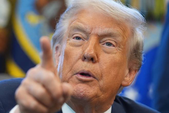 U.S. President Donald Trump answers questions from reporters during a meeting with the White House task force on the 2026 FIFA World Cup in the Oval Office of the White House, Monday, Nov. 17, in Washington. [AP/YONHAP]