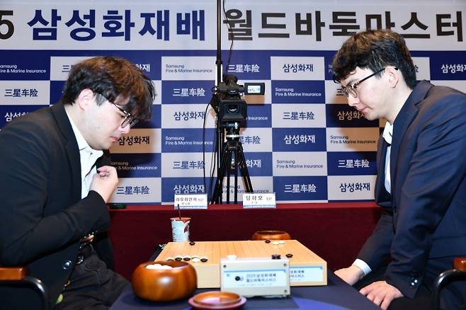 랴오위안허 9단(왼쪽)이 2000년생 동갑내기 딩하오 9단과 결승전을 2-0으로 제압하고 30주년을 맞은 삼성화재배 우승을 차지했다. 한국기원 제공