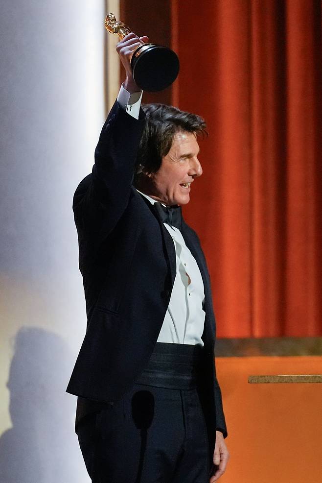 할리우드 스타 톰 크루즈가 17일(현지시간) 미국 캘리포니아주 로스앤젤레스(LA) 할리우드 레이 돌비 볼룸에서 열린 제16회 거버너스 어워즈에서 아카데미 공로상을 받고 있다. AP뉴시스