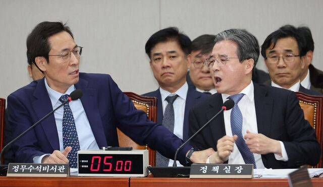 우상호(왼쪽) 대통령실 정무수석이 18일 서울 여의도 국회에서 열린 운영위원회 전체회의에서 김은혜 국민의힘 의원 질의에 언성을 높이며 답변한 김용범 정책실장을 제지하고 있다. 김 정책실장은 김 의원의 전세 관련 질의 중 딸이 언급되자 격노했다. 연합뉴스