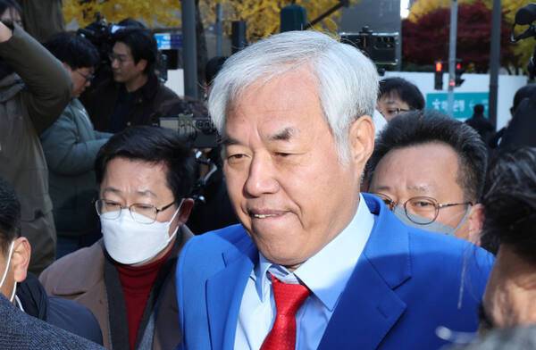 서울서부지법 폭력 난동 사태의 배후로 지목된 전광훈 사랑제일교회 목사가 18일 피의자 신분으로 서울경찰청에 출석하고 있다. 연합뉴스