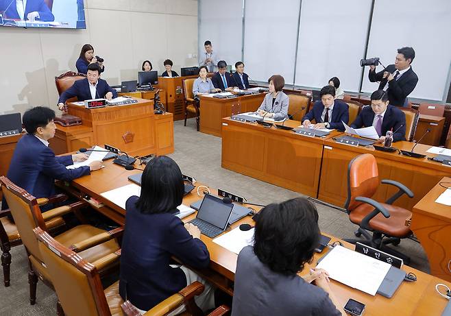 의사봉 두드리는 윤영석 위원장 / 사진=연합뉴스