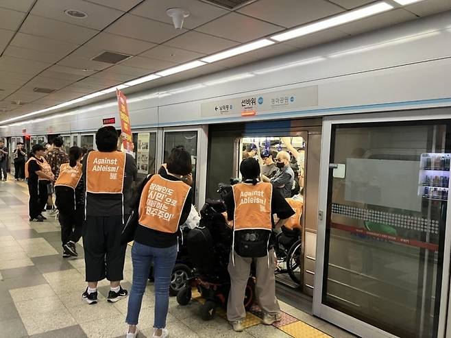 전국장애인차별철폐연대가지하철 4호선 선바위역에서 탑승 시위를 하고 있다. [전국장애인차별철폐연대]