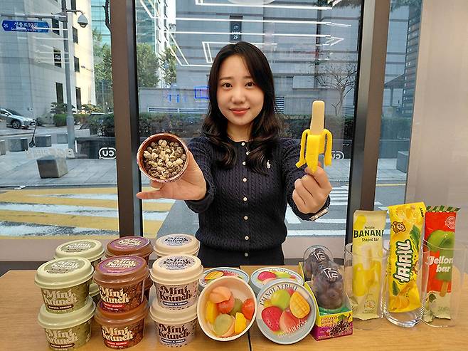CU의 해외 핫템 출시. 사진 왼쪽부터 ‘미니 크런치’, ‘아임낫어후르츠’, ‘까먹는 바나나바‘ 등이 전시되어 있다.