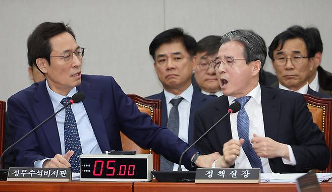 18일 서울 여의도 국회에서 열린 운영위원회 전체회의에서 김용범 대통령실 정책실장이 국민의힘 김은혜 의원의 질의에 답하는 도중 언쟁을 이어가자 우상호 대통령실 정무수석이 이를 제지하고 있다. [연합뉴스]