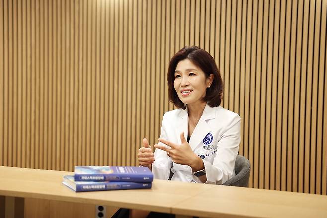 천근아 연세대 세브란스병원 소아정신과 교수가 최근 BTS 슈가의 50억원 기부로 개관한 '민윤기치료센터' 내 방음 처리된 음악·사회성 치료실에서 기자의 질문에 답하고 있다. 세브란스