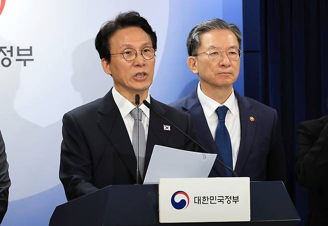 김민석 국무총리와 정성호 법무부 장관이 18일 서울 종로구 정부서울청사에서 론스타 ISDS 취소 신청 결과 관련 긴급 브리핑을 하고 있다. [뉴스1]