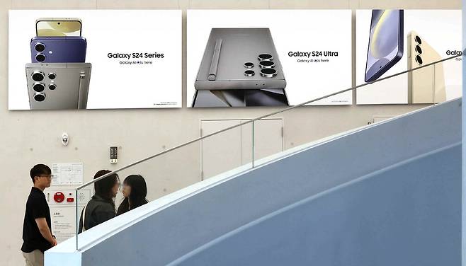 서울 서초동 삼성 강남스토어에 갤럭시 S24 광고가 게재된 모습. 매경DB
