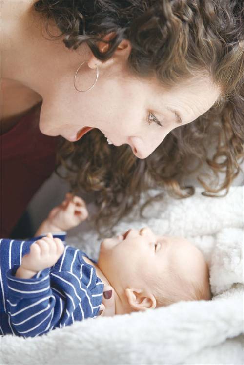 ‘까꿍 놀이’는 거의 모든 문화권에서 발견된다. 상호작용적 ‘순서 바꾸기’, 즉 ‘모든 관계에는 순서가 있다’라는 사회적 규칙을 습득하는 과정이라 할 수 있다. (게티이미지뱅크 제공)